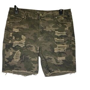No Boundaries Women's 17 Boyfriend Midrise Bermuda Shorts green camo distressed